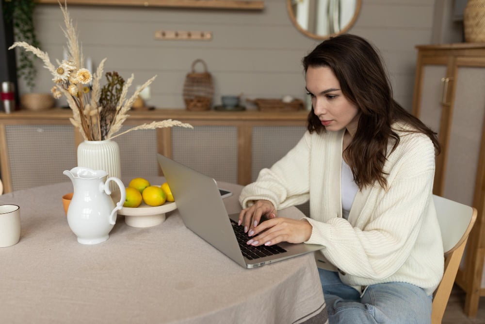 Business-woman-managing-the-payroll-in-Brazil