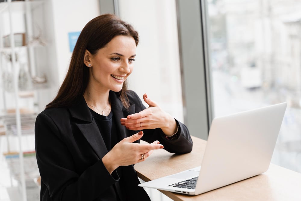 Candidate-talking-about-a-difficult-work-situation-during-her-interview 
