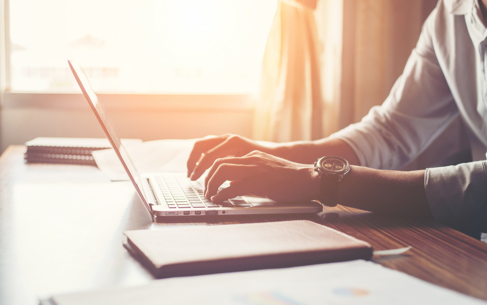 Man-searching-for-freelance-international-job-sites