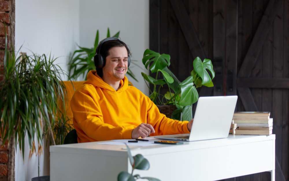 Software-engineer-doing-his-remote-work-based-in-Brazil