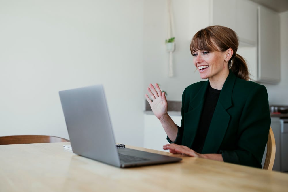 Software-engineer-having-a-great-communication-in-her-job-interview