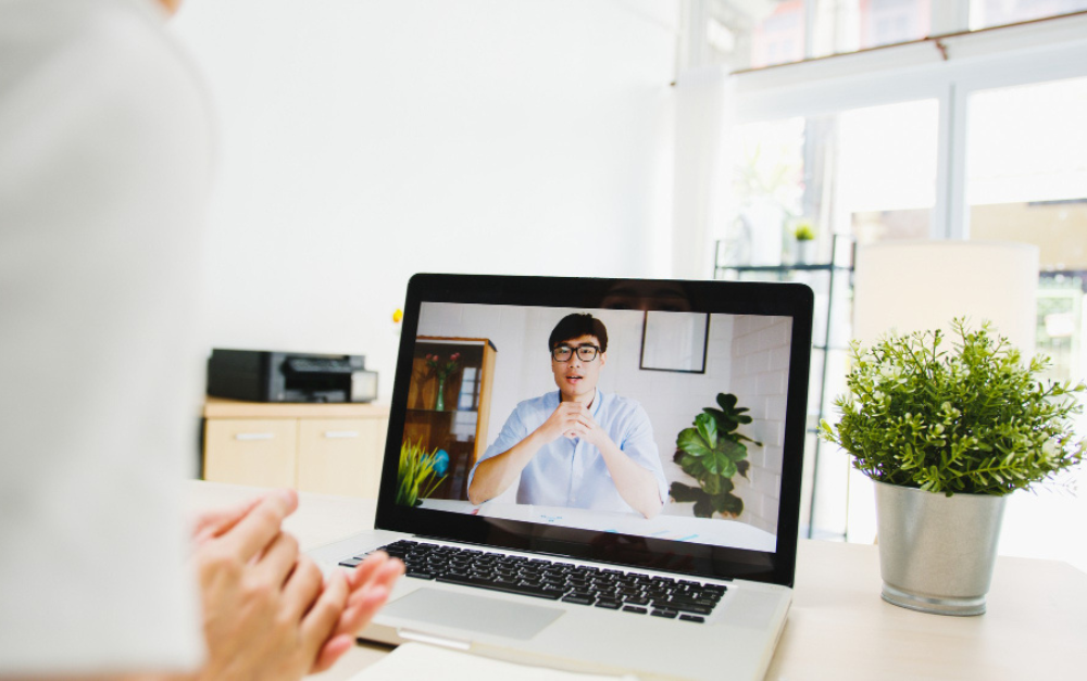 candidate-talking-about-his-past-projects-in-an-interview