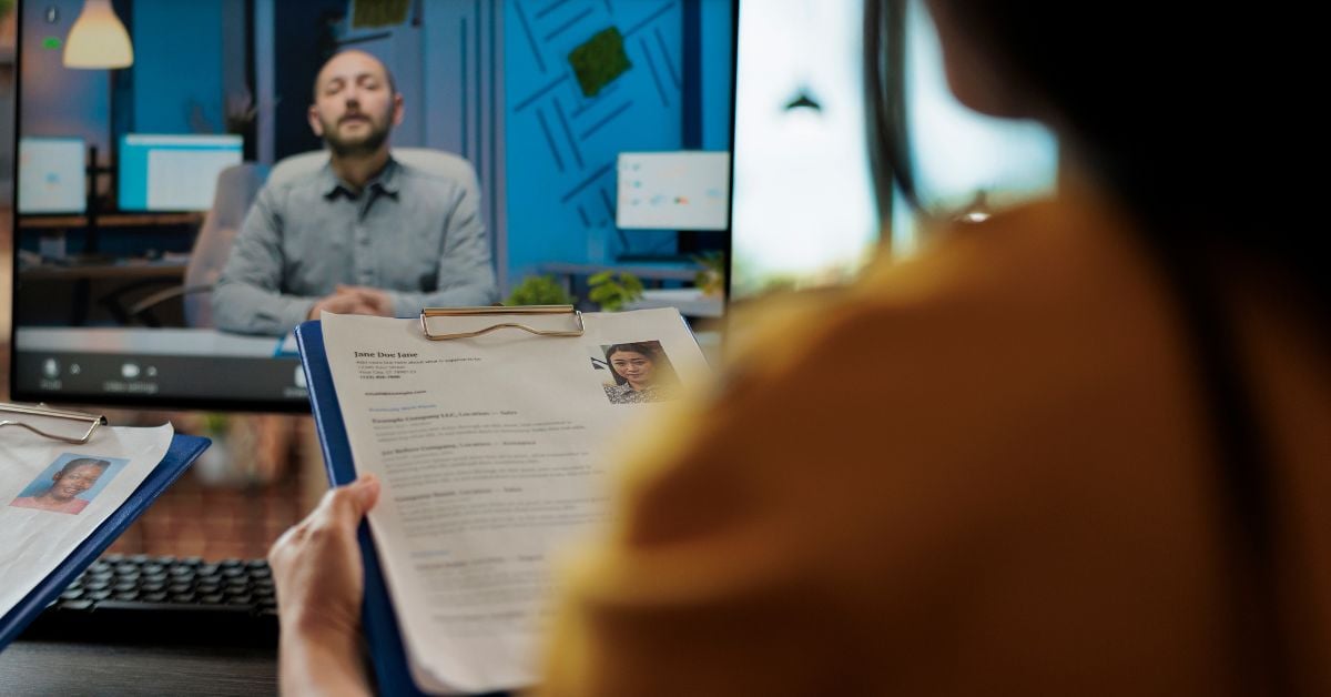 recruiter listening to an elevator pitch during an interview